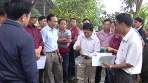 Người dân gặp khó khi làm thẻ miễn phí qua cầu Bến Thủy 1