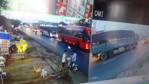Video: Xe khách vượt ẩu, lấn làn hất xe máy văng xa cả chục mét