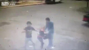 Đang cướp người đi đường, vô tình đánh chết đồng bọn