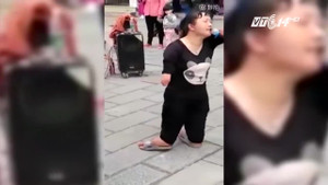 Tìm thấy con gái mất tích 15 năm nhờ clip hát rong trên mạng