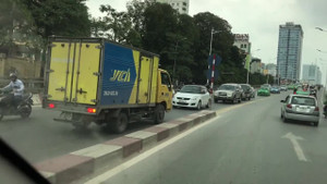 Nghênh ngang đi ngược chiều trên cầu vượt, tài xế xe tải vung tay bắt xe đối diện tránh đường