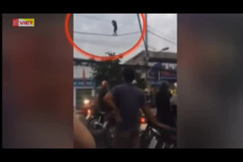 TP.HCM: Thót tim nhìn nam thanh niên vắt vẻo đu dây điện