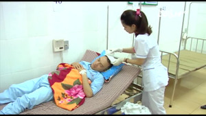 Bác sỹ bị người nhà bệnh nhân đánh bất tỉnh, khâu 7 mũi