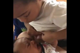 Thấy em gái khóc, bé trai nằng nặc đòi vạch áo cho em bú