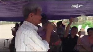 Người dân thôn Hoành thả Trưởng ban Tuyên giáo Huyện ủy