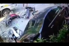 Ô tô 'điên' lao lên vỉa hè cày nát loạt xe máy, nuốt chửng cô gái vào gầm