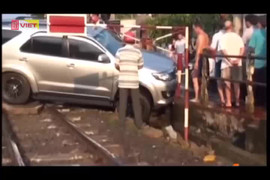 Tàu hỏa phanh gấp tránh tai nạn thảm khốc với ô tô mắc kẹt trên đường ray
