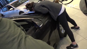 Mỹ: Chỉ cần hôn để sở hữu ô tô sang