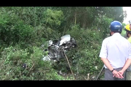 Xe hơi bị tàu hỏa húc văng, 4 người chết thảm