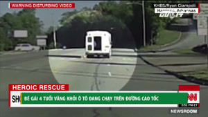 Kinh hãi cảnh bé gái 4 tuổi văng khỏi ô tô đang chạy trên đường cao tốc