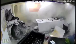 Ô tô 'điên' đâm thủng tường, húc bay người ngồi trong văn phòng