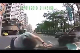 Những màn lao đầu vào ô tô ăn vạ thô thiển ở Trung Quốc