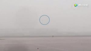 Clip: Chàng trai chạy 'thục mạng' đuổi theo vé máy bay ở phi trường Bắc Kinh