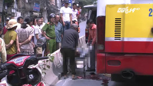 Nam thanh niên va chạm với xe con, bắn sang đường bị xe buýt cán chết