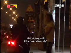 Video: Gái bán dâm nghi chuyển giới chào mời khách ở TP.HCM