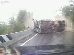 Tài xế hoảng loạn, cho xe đi lùi tránh xe tải bị lật đang lao đến