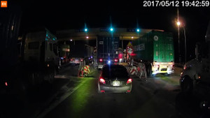 Video: Xe con núp đuôi xe container trốn vé trạm BOT trót lọt