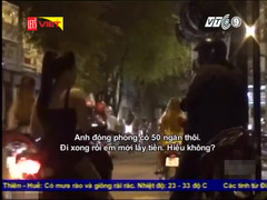 Video: Gái bán dâm chạy xe tay ga bám theo chèo kéo khách ở TP.HCM
