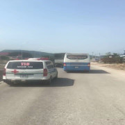 Mặc xe cứu thương hú còi xin vượt, xe du lịch quyết không nhường đường