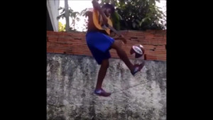 Chàng trai vừa tâng bóng, chơi đàn, vừa đứng trên dây điệu nghệ như làm xiếc