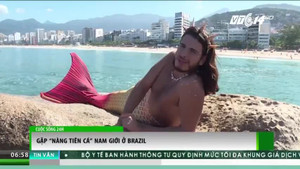 'Chàng tiên cá' tung tăng nô đùa với sóng biển ở Brazil