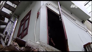 Xây nhà 2 tầng trên nóc nhà vệ sinh công cộng giữa trung tâm Thủ đô