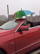 Video: Thanh niên lái xe mui trần cầm ô che mưa