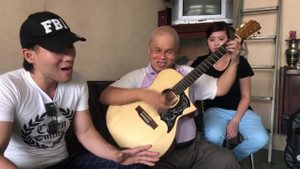 Cao thủ guitar khiếm thị trổ ngón đàn điêu luyện khiến dân mạng cảm phục