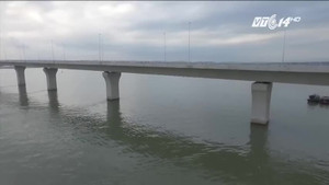 Cầu vượt biển Việt Nam 'long lanh' như phim Hollywood