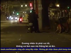 Gái bán dâm đứng trước nghĩa trang chèo kéo khách hàng