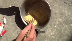 Video: Hà Nội nắng nóng kỷ lục khiến nước lã để ngoài trời có thể nấu chín mỳ tôm