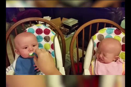 Bé sinh đôi khóc nức nở, tranh nhau ăn bột siêu đáng yêu