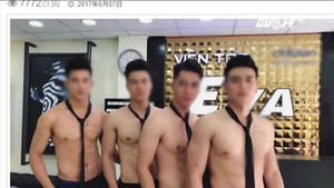 Dàn nhân viên 6 múi ở tiệm cắt tóc ở Hà Nội lên báo nước ngoài