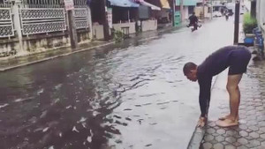 Chàng trai bơi tung tăng trên đường ngập khiến dân mạng phì cười