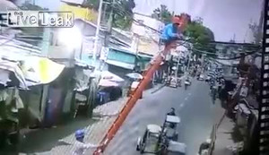 Cột điện đổ đè vào người đi xe máy, bốc cháy ngùn ngụt