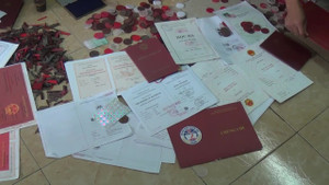 Video: Bên trong căn chung cư kỹ sư xây dựng thuê để sản xuất, buôn bán hàng ngàn con dấu và giấy tờ giả