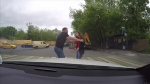 Đi ẩu còn hung hăng gây sự, tài xế to con bị cô gái trẻ hạ gục trong 'một nốt nhạc'