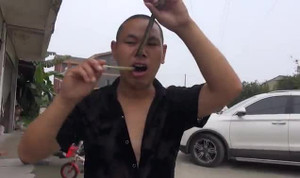 Video: Hoảng hồn xem võ sư cho rắn độc bò từ mũi xuống miệng