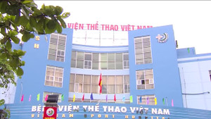 Bác sỹ bị hành hung, bắt quỳ trước cổng viện: Bảo vệ phớt lờ