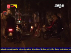 Gái bán dâm mời chào khách lộ liễu trên phố Hà Nội