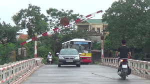 Video: Kỳ lạ phụ xe tự xuống nâng barie mỗi khi xe buýt qua cầu