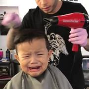 Phản ứng của bé trai khi cắt tóc khiến dân mạng phì cười