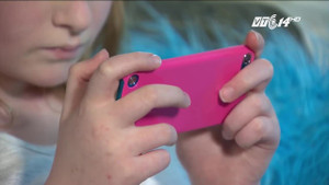 Biết thông tin này, bố mẹ sẽ không dám đưa điện thoại cho con nghịch nữa