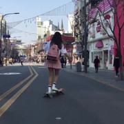 Ngẩn ngơ ngắm gái xinh trượt ván điêu luyện trên phố