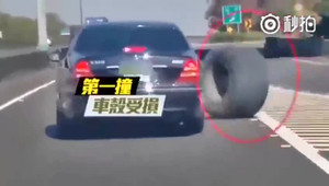 Ô tô xui xẻo bị lốp xe ‘tấn công’ liên hoàn, bật tung cả cốp