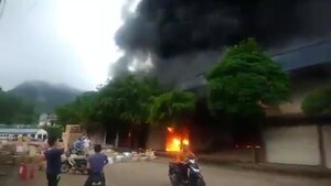 Cháy ngùn ngụt ở chợ cửa khẩu Tân Thanh, hàng hoá chìm trong biển lửa