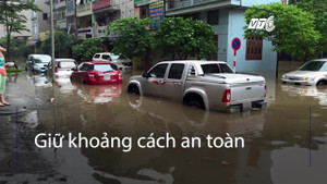 Cách lái ô tô an toàn qua đường ngập ai cũng cần biết