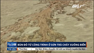 Cận cảnh bùn đỏ từ công trình ở Sơn Trà chảy thành rãnh, trôi xuống biển