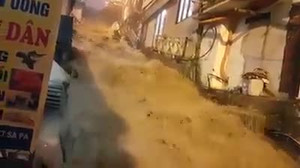 Mưa lớn, nước tuôn như thác đổ trên phố ở Sa Pa khiến dân mạng xôn xao