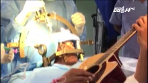 Kinh ngạc bệnh nhân nằm chơi guitar khi đang được phẫu thuật não
